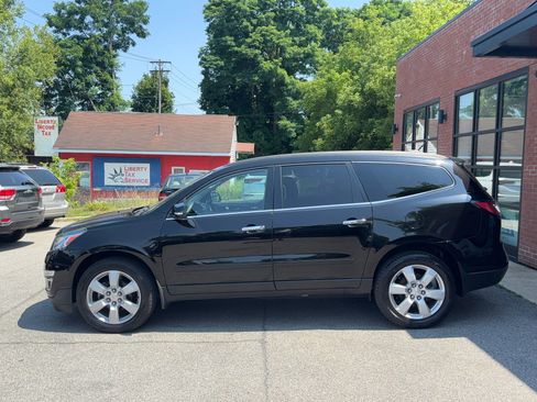 Used 2017 Chevrolet Traverse LT w/ Style and Technology Package image 3