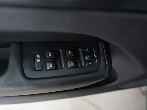 Used 2018 Volvo XC60 T6 R-Design w/ Convenience Package image 23