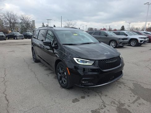 New 2026 Chrysler Pacifica Select image 3