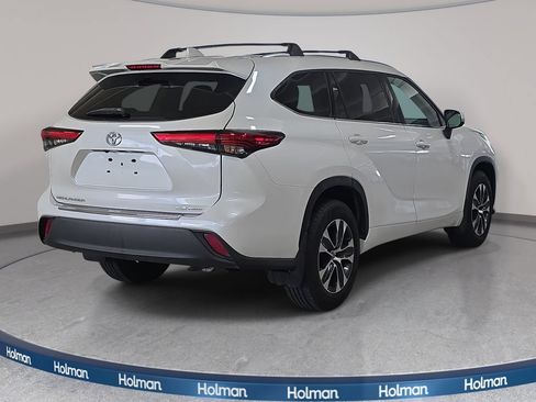 Used 2020 Toyota Highlander XLE AWD/4WD image 7