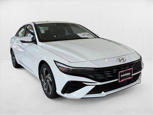 New 2025 Hyundai Elantra Limited image 3