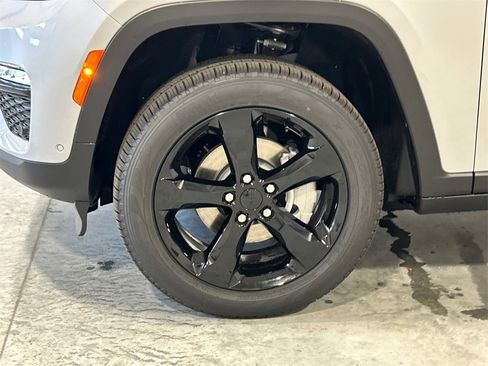 New 2025 Jeep Grand Cherokee Limited w/ Luxury Tech Group II image 11