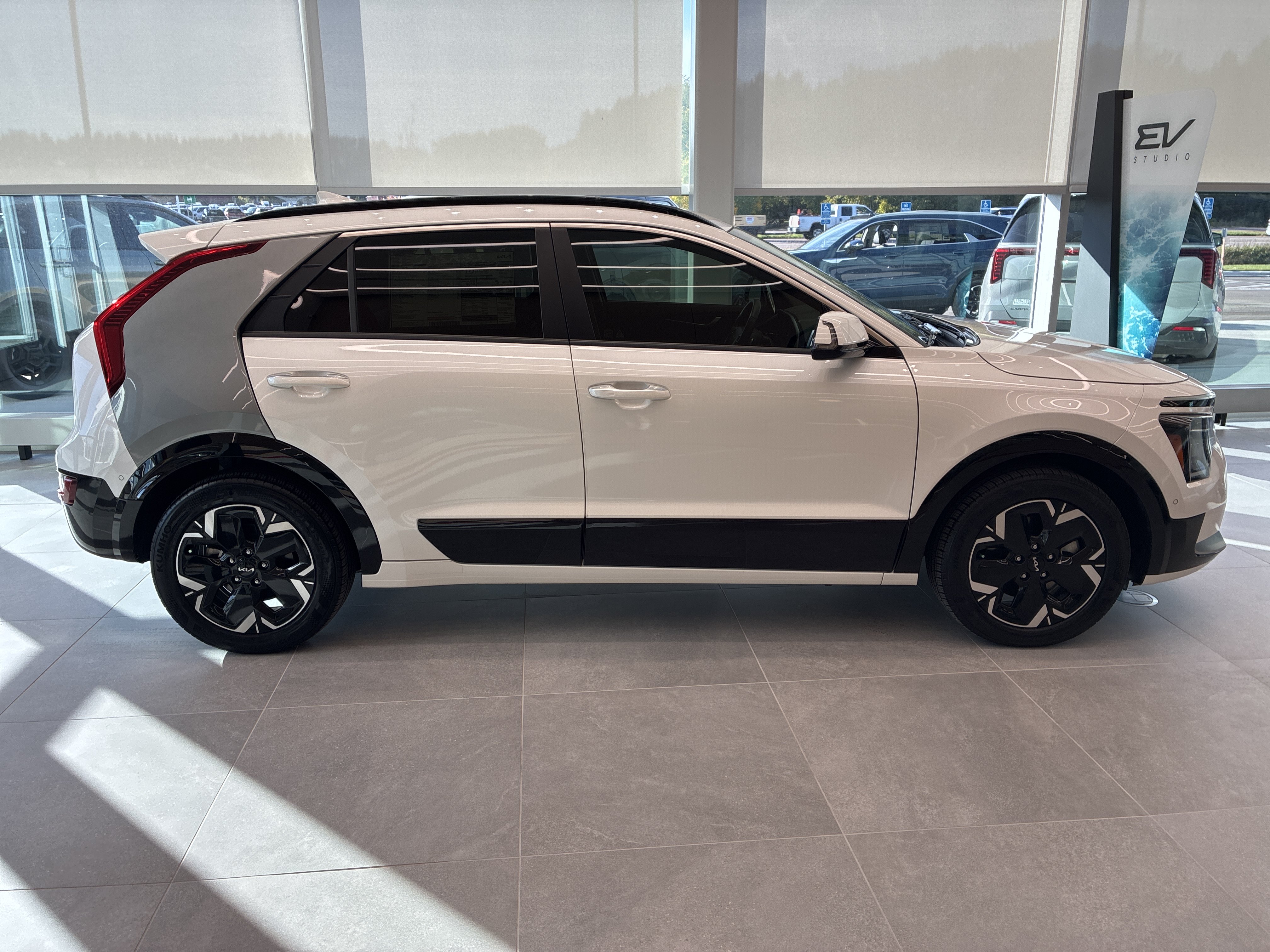 Used 2023 Kia Niro Wave FWD image 5