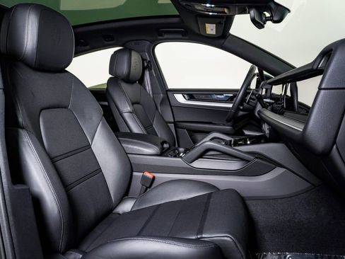 Certified 2025 Porsche Cayenne Coupe image 15
