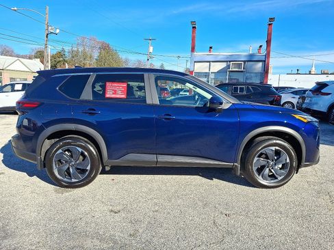Used 2024 Nissan Rogue SV image 7