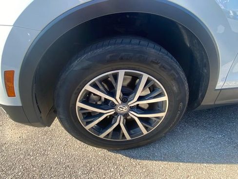 Used 2020 Volkswagen Tiguan SE w/ Panoramic Sunroof Package AWD/4WD image 9