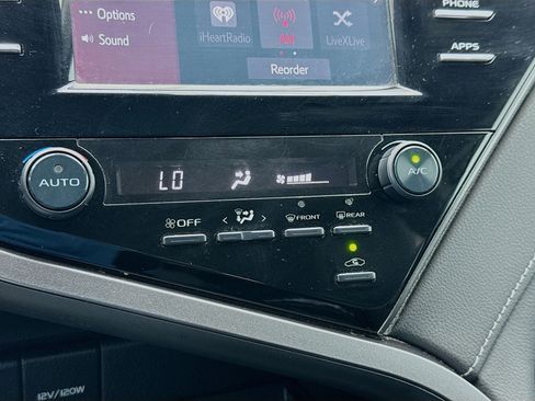 Used 2019 Toyota Camry SE image 12