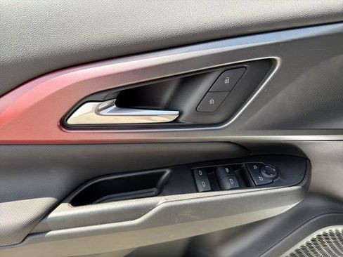 Used 2025 Chevrolet Equinox EV RS FWD image 16