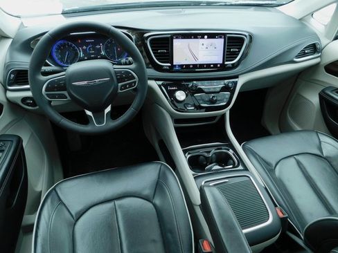 Used 2023 Chrysler Pacifica Limited image 22