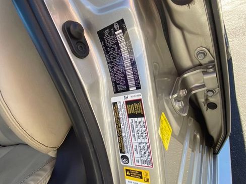 Used 2014 Toyota Avalon Limited w/ Technology Package FWD image 33