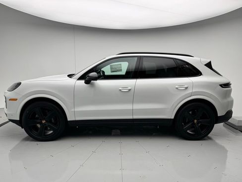 Used 2025 Porsche Cayenne image 2