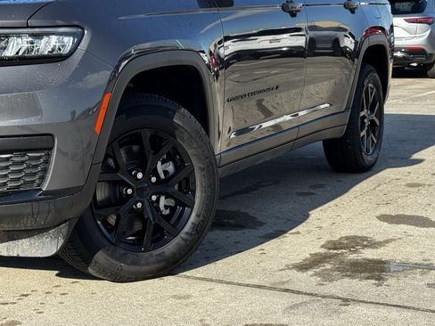Used 2025 Jeep Grand Cherokee L Altitude RWD image 3