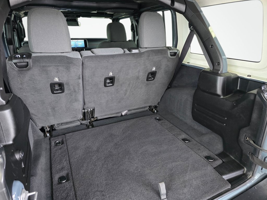 Used 2025 Jeep Wrangler Unlimited Rubicon AWD/4WD image 16