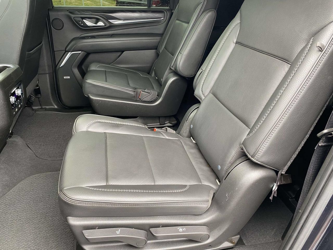 Used 2021 GMC Yukon XL Denali w/ Denali Premium Package AWD/4WD image 11