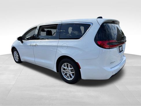 Used 2023 Chrysler Pacifica Touring-L FWD image 5