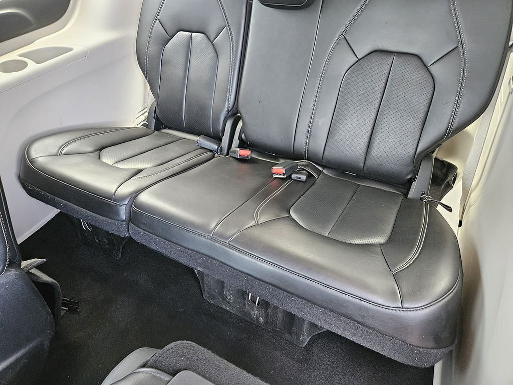 Used 2023 Chrysler Pacifica Touring-L FWD image 22