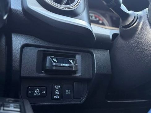 Used 2018 Toyota Tacoma TRD Sport AWD/4WD image 18