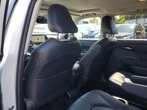 Used 2023 Toyota Highlander XLE FWD image 13