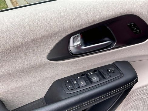 Used 2024 Chrysler Pacifica Touring-L image 39