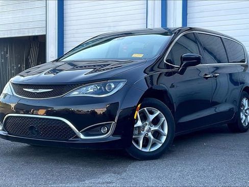 Used 2019 Chrysler Pacifica Touring Plus w/ Advanced Safetytec Group FWD image 2