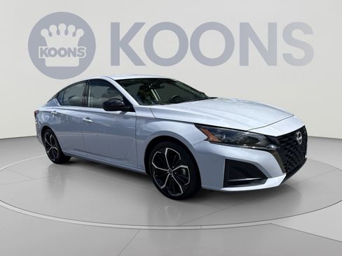 Used 2024 Nissan Altima 2.5 SR FWD image 10