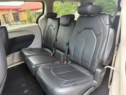 Used 2020 Chrysler Pacifica Touring-L FWD image 19