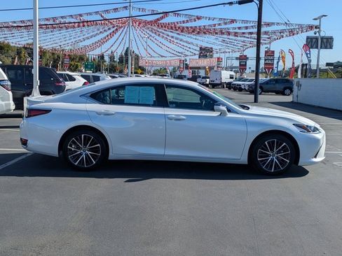 Used 2024 Lexus ES 300h w/ Premium Package image 4