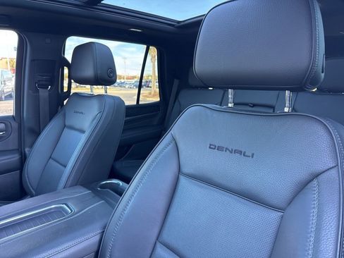 Used 2022 GMC Yukon Denali w/ Denali Premium Package image 11