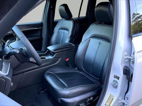 Used 2025 Jeep Grand Cherokee Limited AWD/4WD image 8