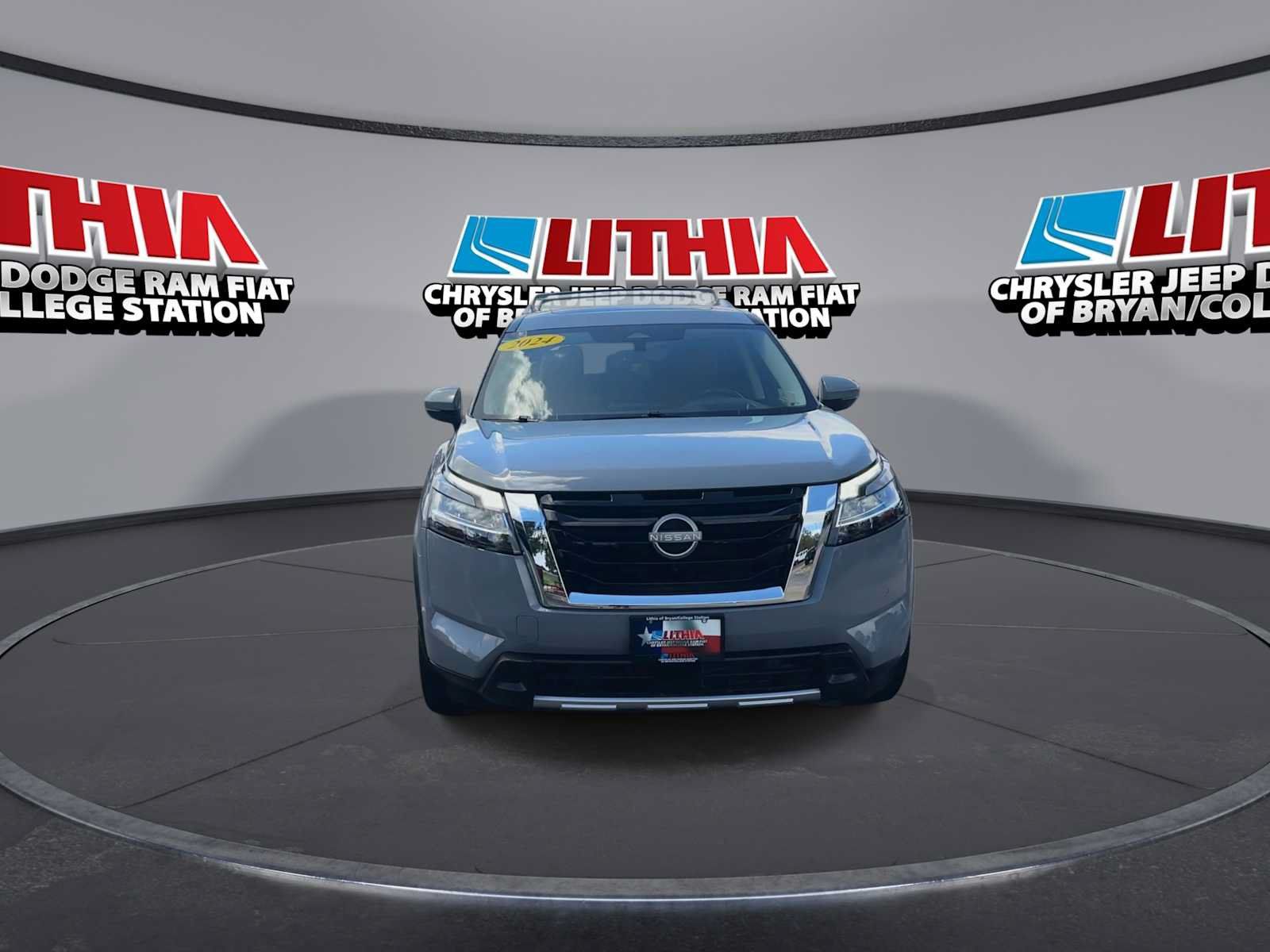 Used 2024 Nissan Pathfinder Platinum w/ Cargo Package FWD image 3