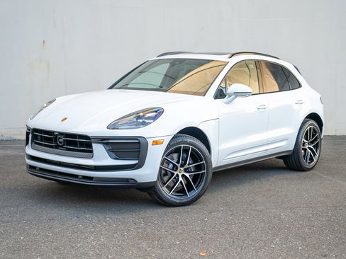 Certified 2025 Porsche Macan AWD/4WD image 1