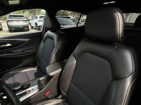 Used 2025 Buick Envista Preferred image 21