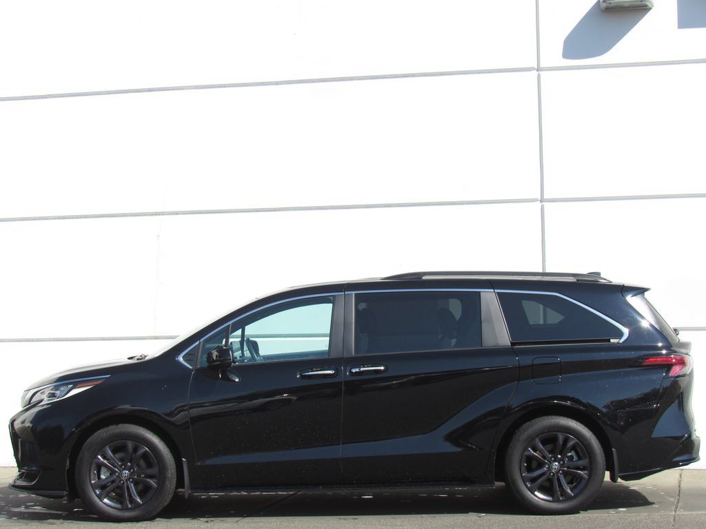 Used 2024 Toyota Sienna XSE AWD/4WD image 4