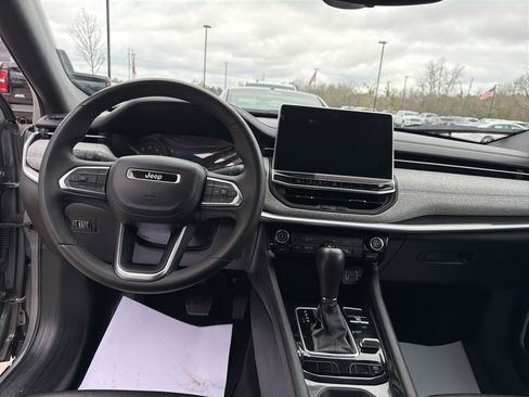 Used 2024 Jeep Compass Latitude image 10