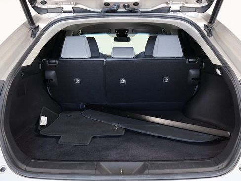 Used 2023 Toyota Venza LE image 14