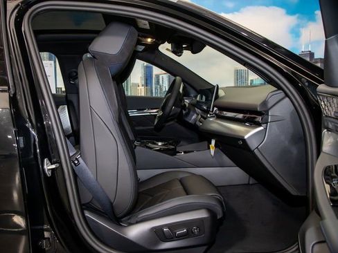 Used 2026 BMW 550e xDrive w/ Premium Package image 21