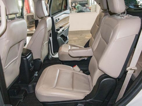Used 2023 Ford Explorer XLT w/ Equipment Group 202A AWD/4WD image 13