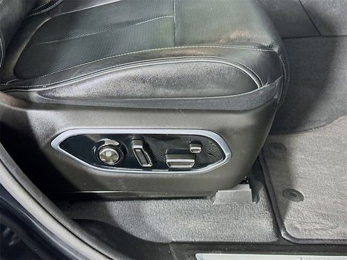 Used 2023 Jeep Grand Cherokee Overland w/ Luxury Tech Group IV image 23