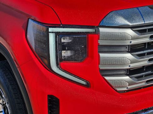 Used 2024 GMC Sierra 1500 SLE image 10