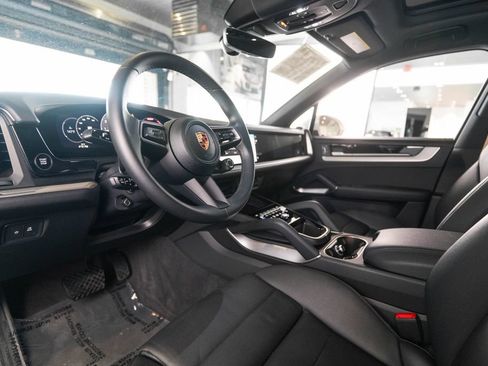 Certified 2025 Porsche Cayenne AWD/4WD image 4