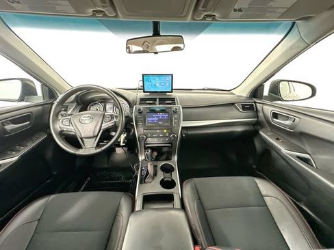 Used 2017 Toyota Camry SE FWD image 3