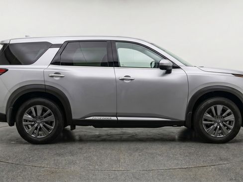 Used 2025 Nissan Pathfinder SV image 11