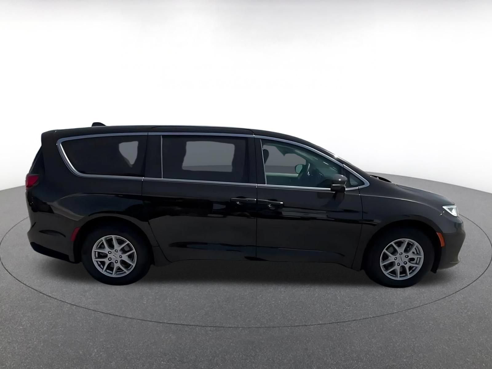 Used 2024 Chrysler Pacifica Touring-L FWD image 15