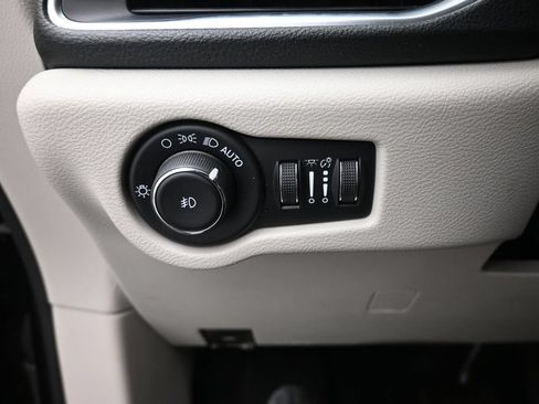 Used 2020 Chrysler Pacifica Limited FWD image 12
