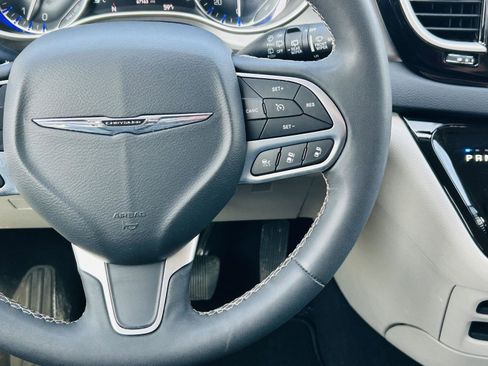 Used 2023 Chrysler Pacifica Touring-L image 18