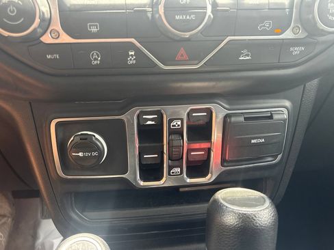 Used 2023 Jeep Gladiator Sport AWD/4WD image 27