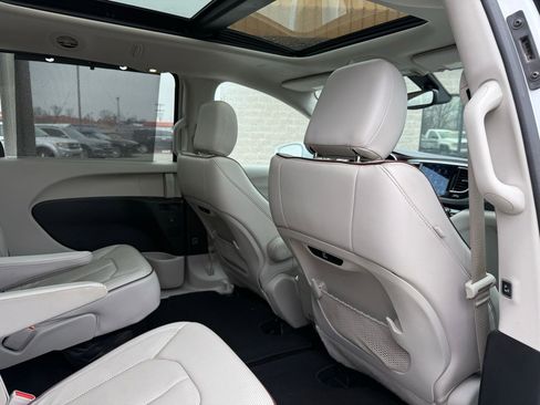 Used 2020 Chrysler Pacifica Limited image 32