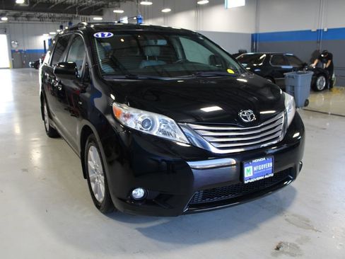 Used 2017 Toyota Sienna XLE Premium image 4