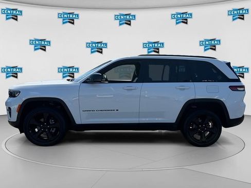 Used 2023 Jeep Grand Cherokee Altitude AWD/4WD image 3