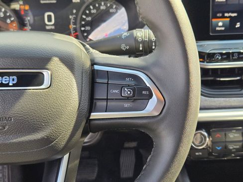 Used 2025 Jeep Compass Latitude image 29